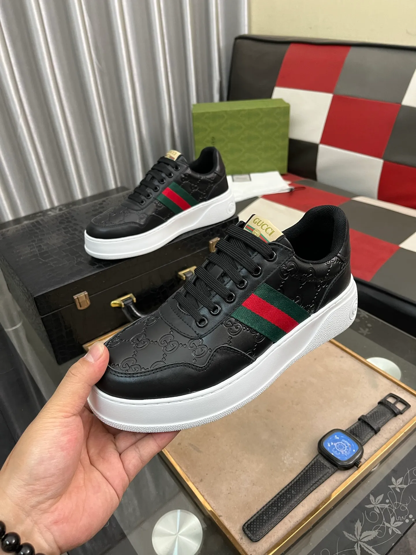 Men's shoes💰420⌚️⌚️[GUCCI] Gucci men's casual shoes are absolutely popular🔥The ultimate matching item for trendy men! The charm of super texture is unstoppable. This is the main recommendation. The upper is made of high-quality cowhide, with pig lining feet and wear-resistant rubber sole. It is noble and elegant! Extremely comfortable🎁🎁You can be as handsome as you want💪 Size 38-44! 2️⃣colors available